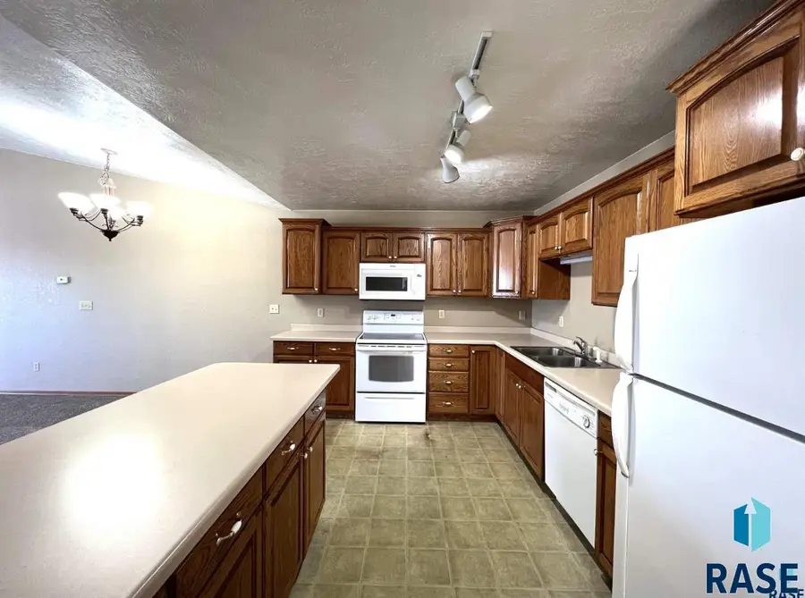 3100 E Bragstad Dr, Sioux Falls, SD 57103 - #3