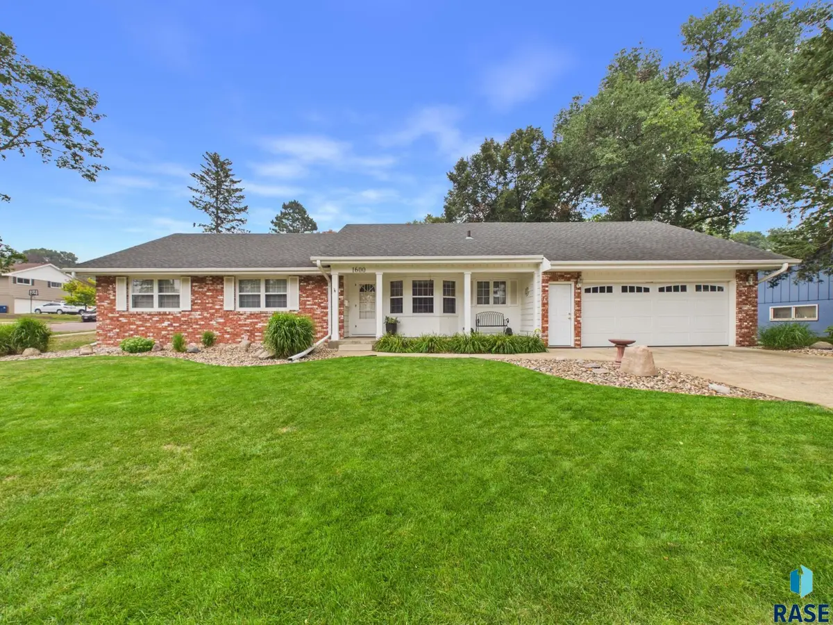 1600 S Williams Ave, Sioux Falls, SD 57105 - #1