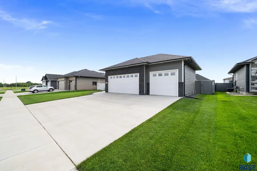 835 Melissa Ave, Harrisburg, SD 57032 - #2
