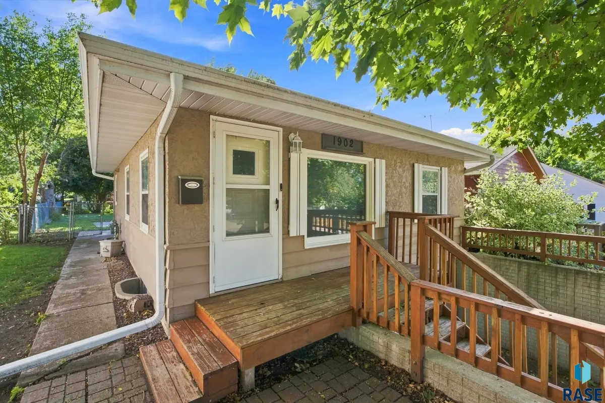1902 S 4th Ave, Sioux Falls, SD 57105 - #1