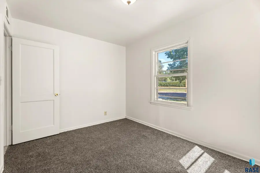 709 S Garfield Ave Ave, Sioux Falls, SD 57104 - #2