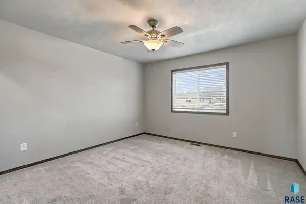 5902 S Whisper Creek Pl, Sioux Falls, SD 57108