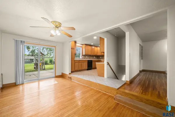 503 E Willow St, Harrisburg, SD 57032