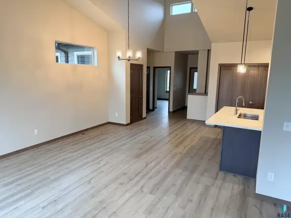 2810 E Hazelnut St, Brandon, SD 57005