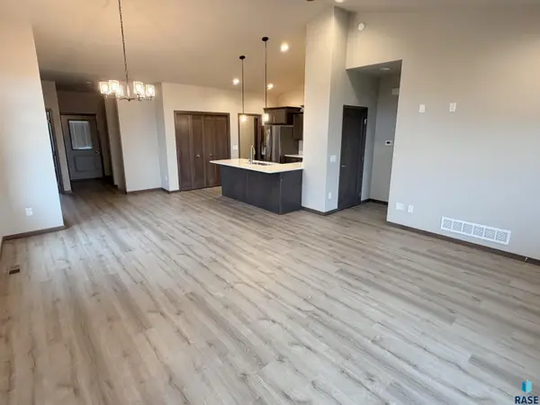 2814 E Hazelnut St, Brandon, SD 57005