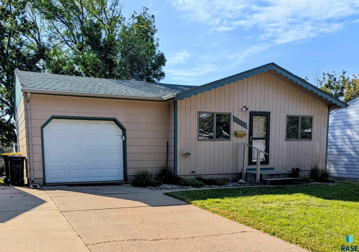 1013 S Harrington Cir, Sioux Falls, SD 57103 - #1