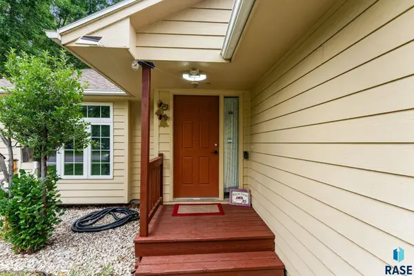 5101 S Woodwind Ave, Sioux Falls, SD 57108