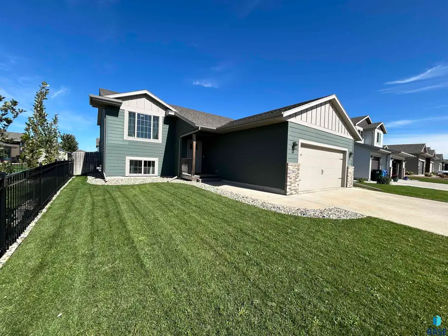 2804 S Richie Dr, Sioux Falls, SD 57106 - #2