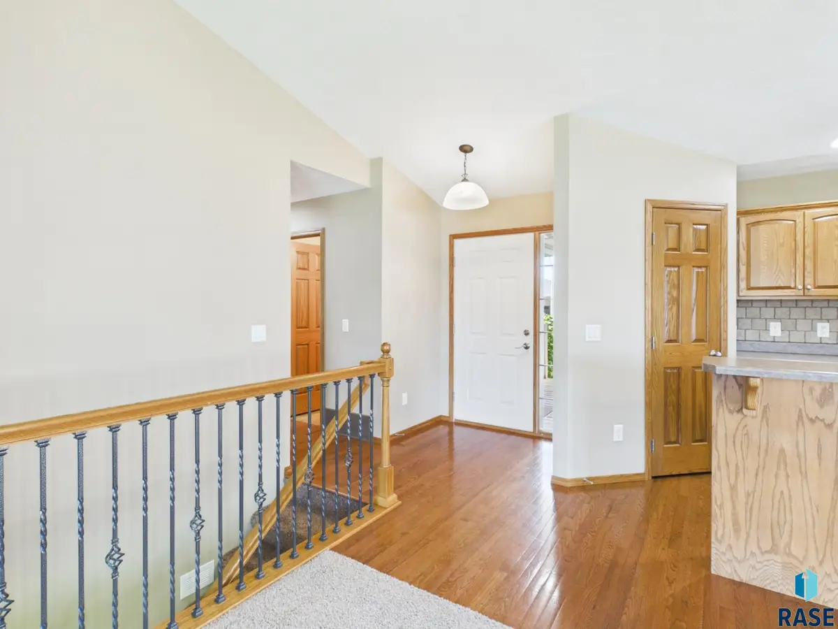 2204 S June Ave, Sioux Falls, SD 57106 - #1