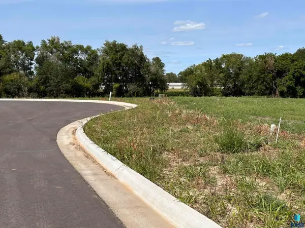 419 W 5th St, Freeman, SD 57029