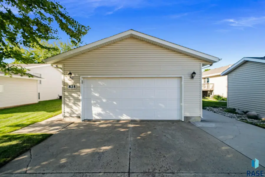 828 S Suburban Dr, Sioux Falls, SD 57110 - #2