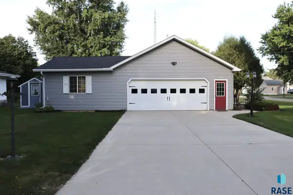 100 Hillside Ct, Russell, MN 56169