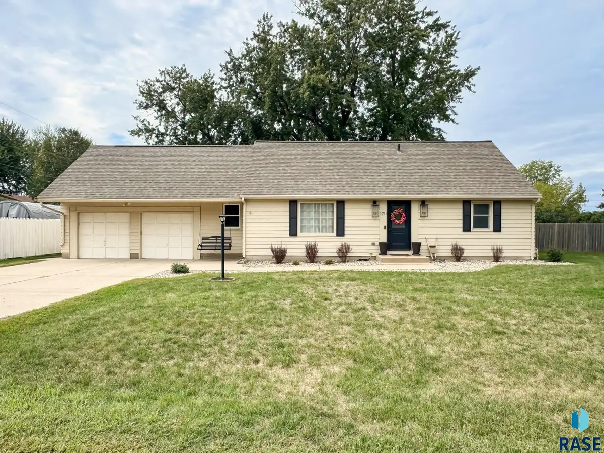 1711 N Wedgewood Rd, Sioux Falls, SD 57107 - #1