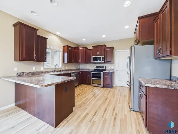 908 S 5th Ave, Brandon, SD 57005