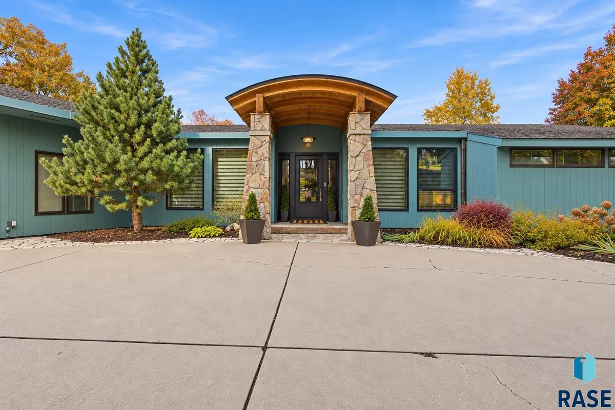 205 E Deer Haven Pl, Sioux Falls, SD 57105 - #1