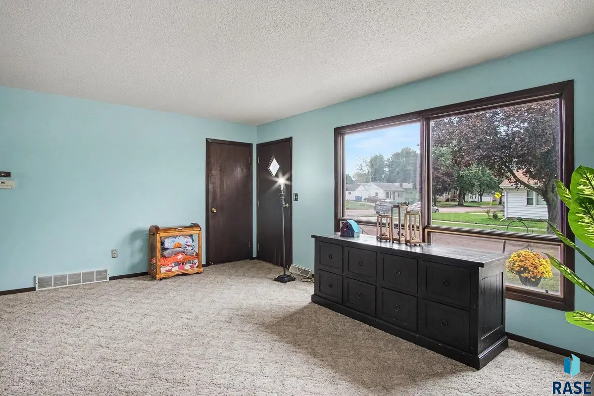1501 E 17th St, Sioux Falls, SD 57104 - #1