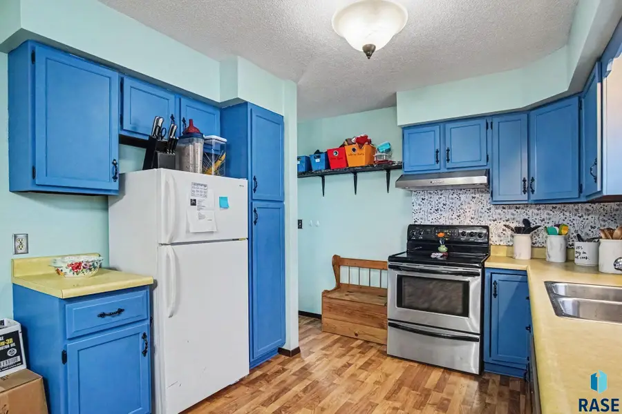 1501 E 17th St, Sioux Falls, SD 57104 - #2