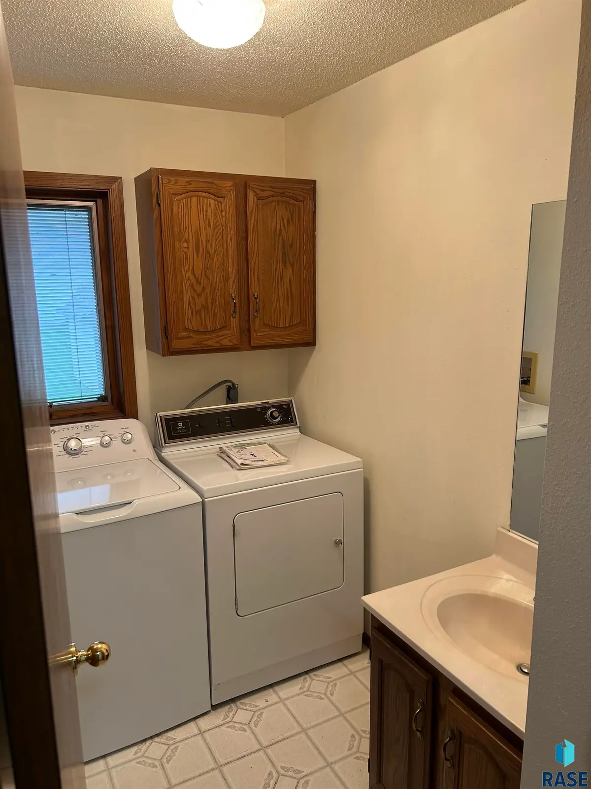 811 James Pl, Yankton, SD 57078 - #1