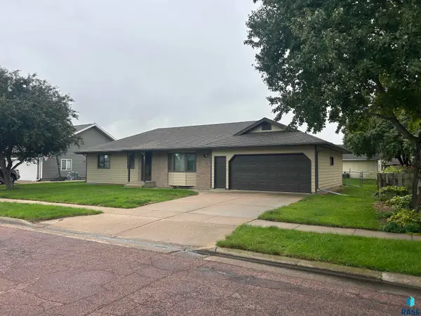811 James Pl, Yankton, SD 57078