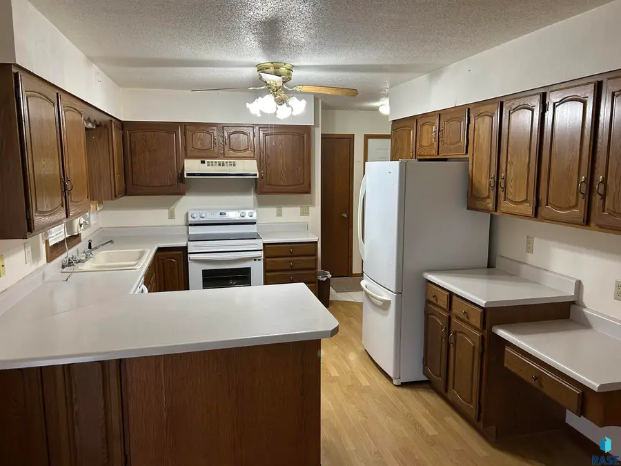 811 James Pl, Yankton, SD 57078 - #3