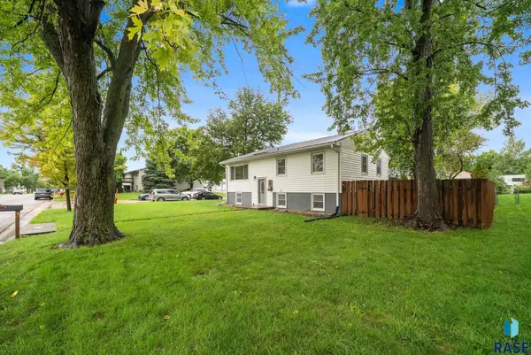 400 E 2nd St, Hartford, SD 57033