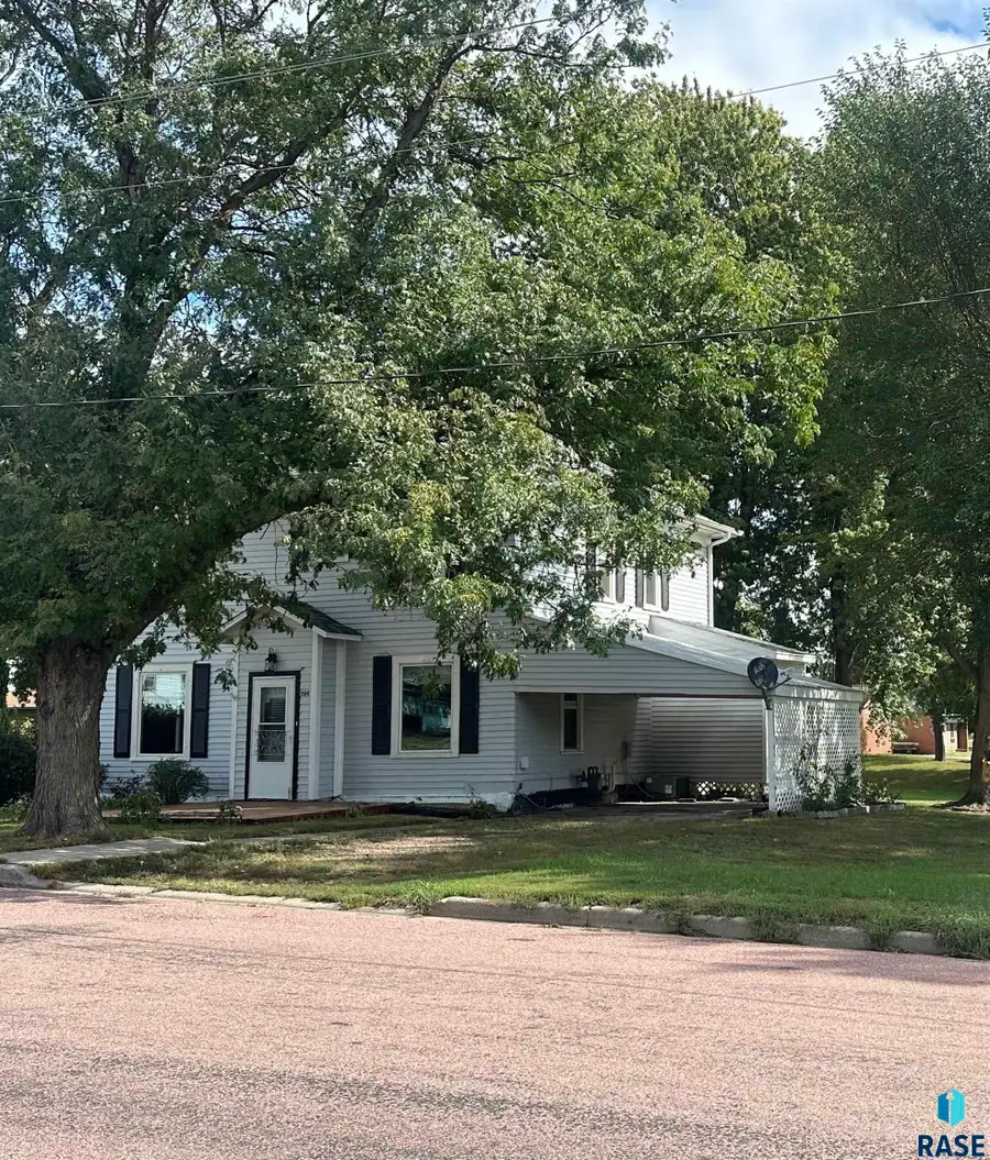 206 N Vermillion St, Howard, SD 57349 - #2