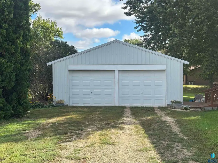 206 N Vermillion St, Howard, SD 57349 - #3