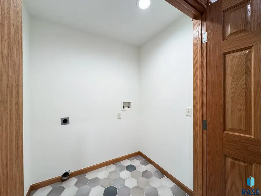7205 W 32nd St, Sioux Falls, SD 57106 - #3