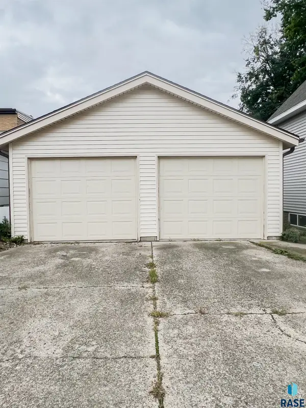 213 N Cedar St, Luverne, MN 56156