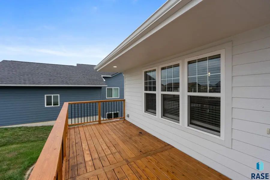 916 Trojan Ave, Hartford, SD 57033 - #2