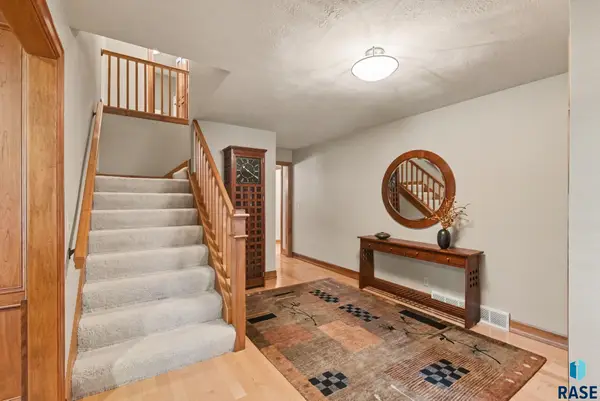 527 Ashmont Rd, Madison, SD 57042