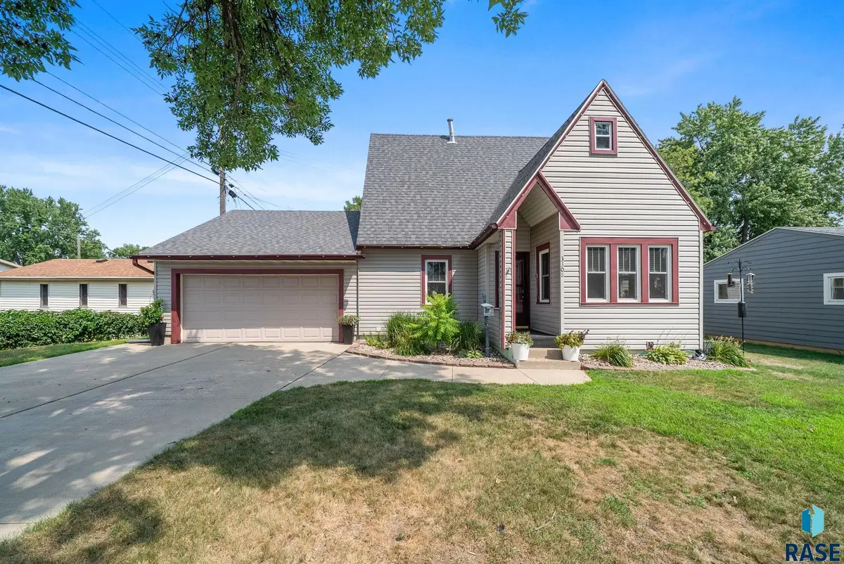 3308 S Center Ave, Sioux Falls, SD 57105 - #1