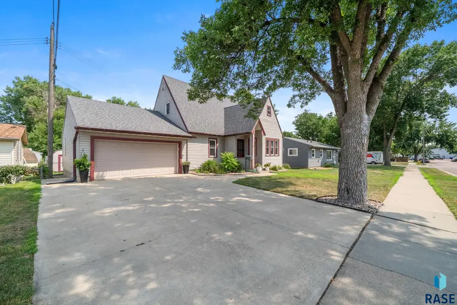 3308 S Center Ave, Sioux Falls, SD 57105 - #2