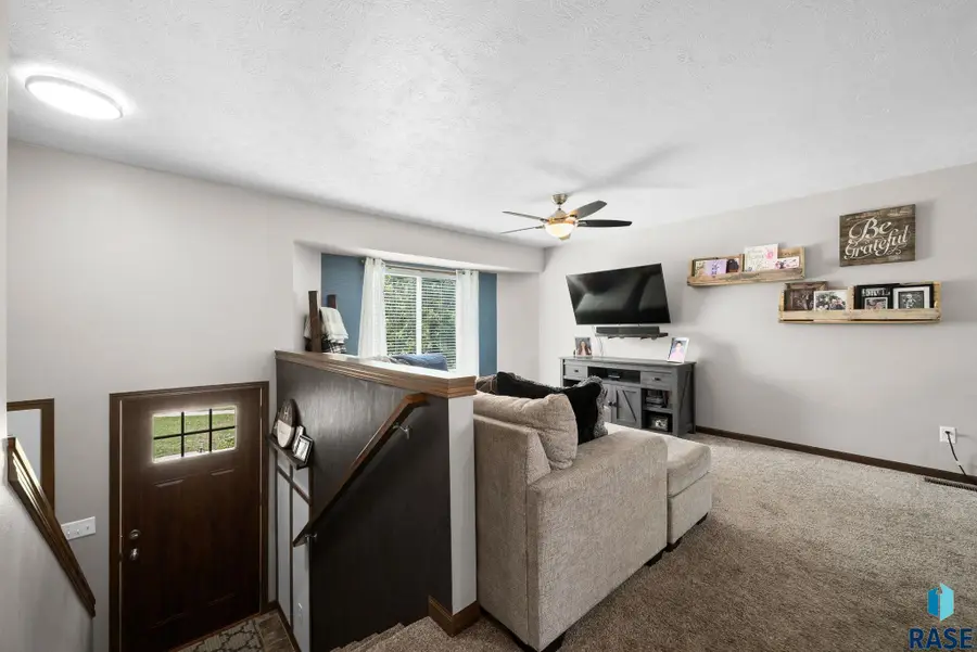 104 Dakota Cir, Valley Springs, SD 57068 - #2