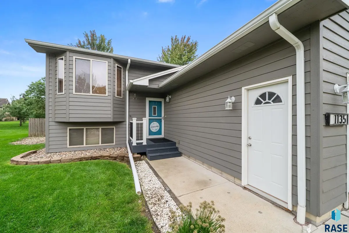 1135 Sunset Dr Dr, Beresford, SD 57004 - #1