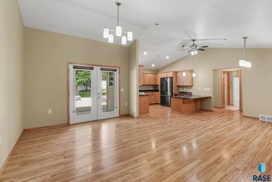 828 E 70th St, Sioux Falls, SD 57108 - #3