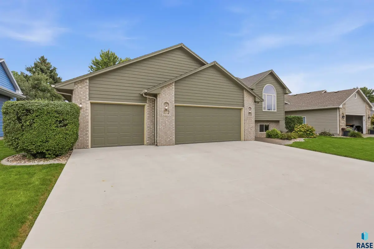 3204 S Grace Ave, Sioux Falls, SD 57103 - #1