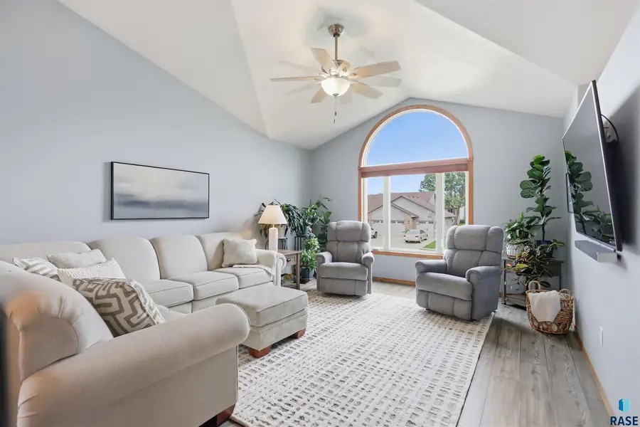 3204 S Grace Ave, Sioux Falls, SD 57103 - #2