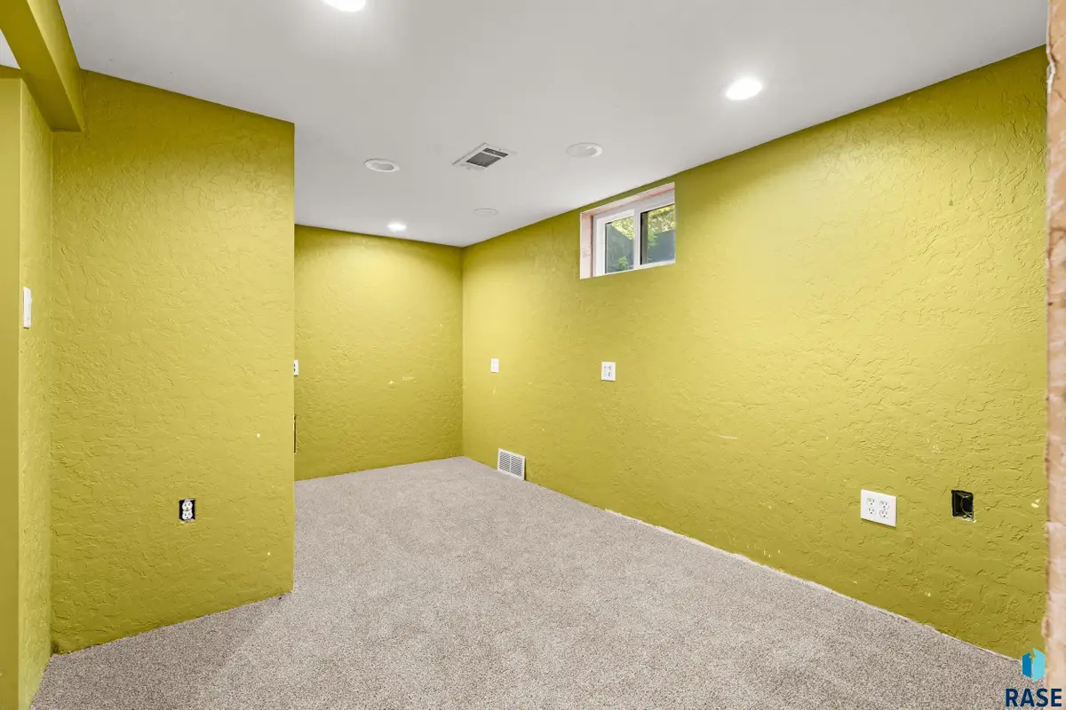 1211 W 13th St, Sioux Falls, SD 57104 - #1