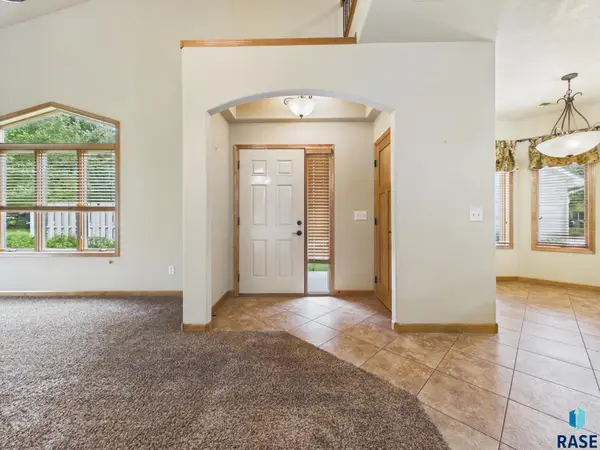 720 E 70th Pl, Sioux Falls, SD 57108