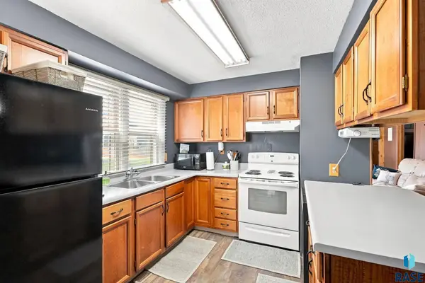 1112 Broadway St, Larchwood, IA 51241