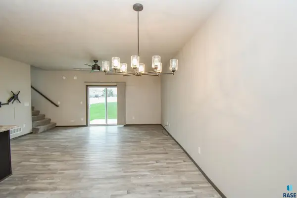 5810 S Whisper Creek Pl, Sioux Falls, SD 57108