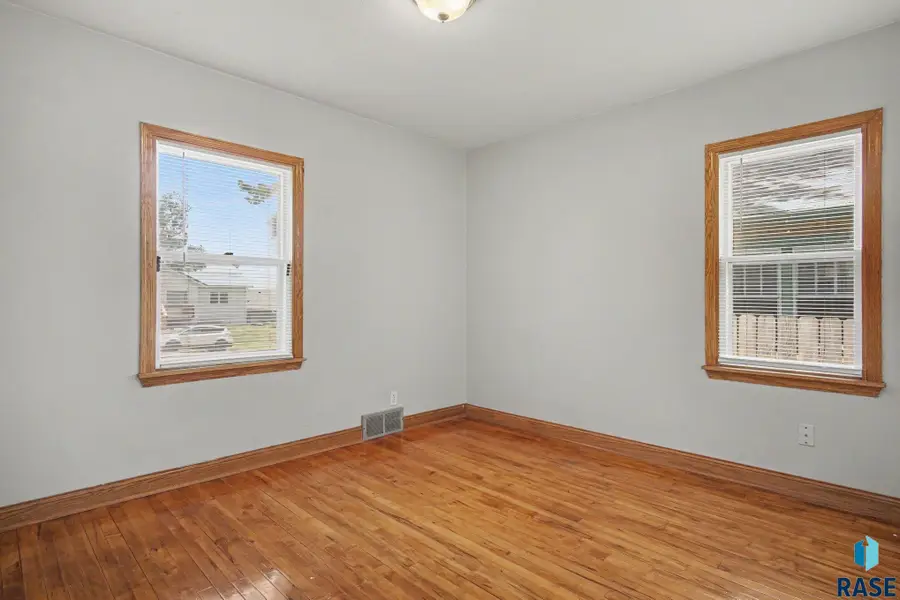 710 N Terrace Pl, Sioux Falls, SD 57104 - #2