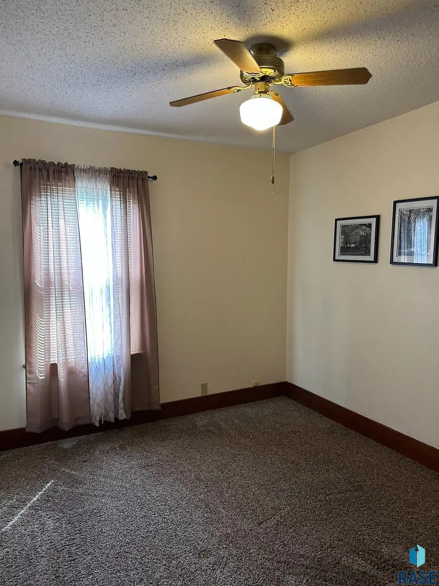 501 W Oak St, Beresford, SD 57004 - #3