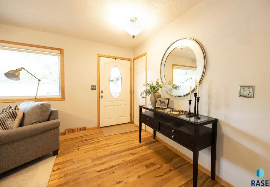 1609 E Sylvan Cir, Brandon, SD 57005 - #2