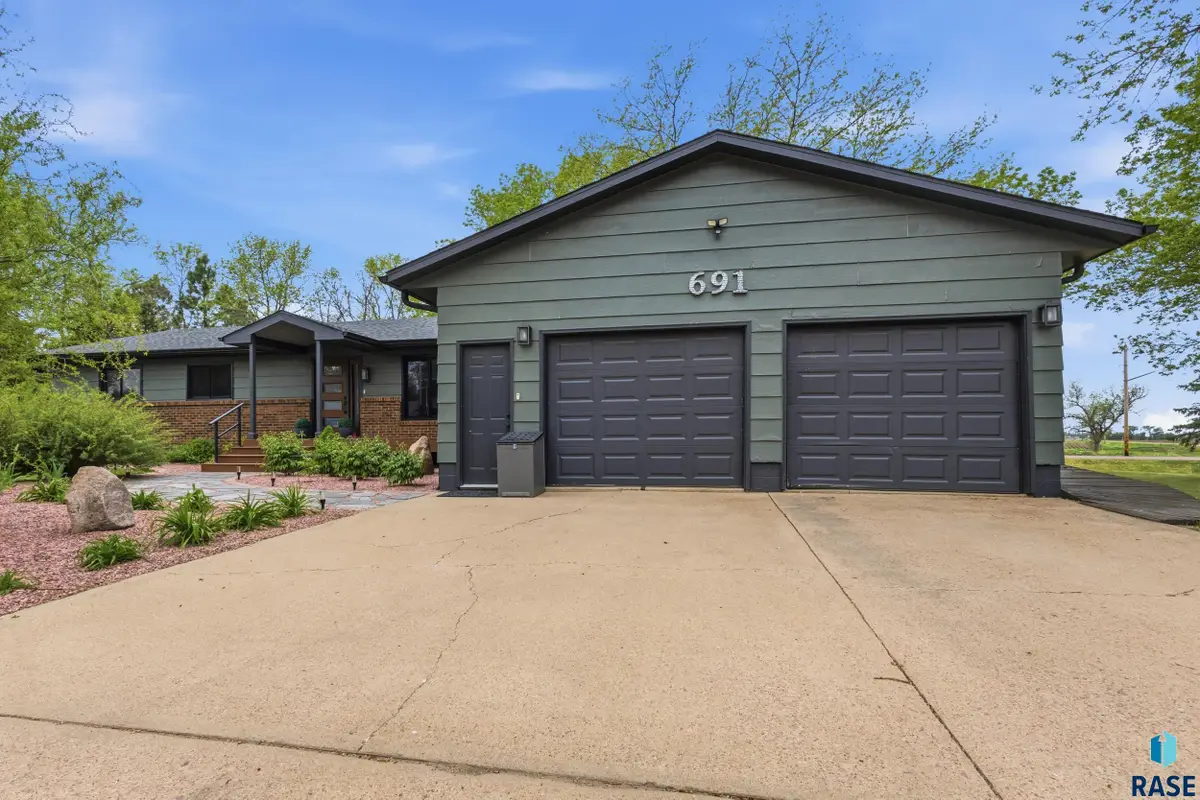 691 W Willow St, Canistota, SD 57012 - #1