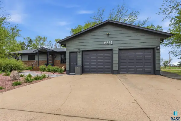 691 W Willow St, Canistota, SD 57012