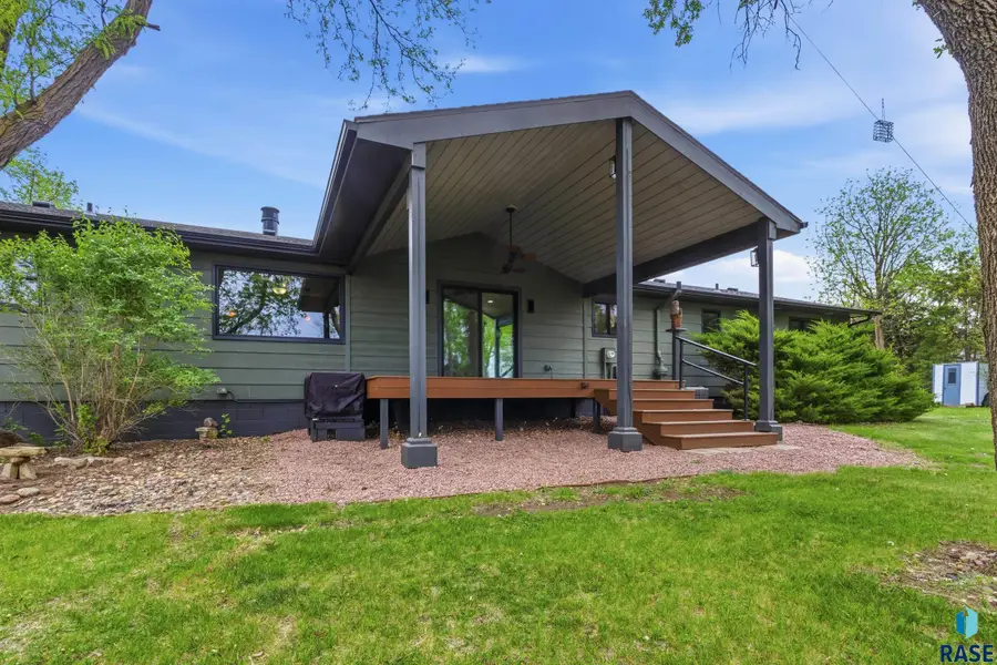 691 W Willow St, Canistota, SD 57012 - #2