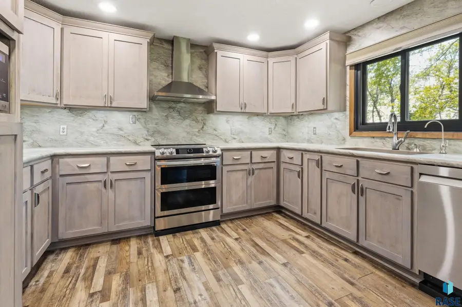 691 W Willow St, Canistota, SD 57012 - #3