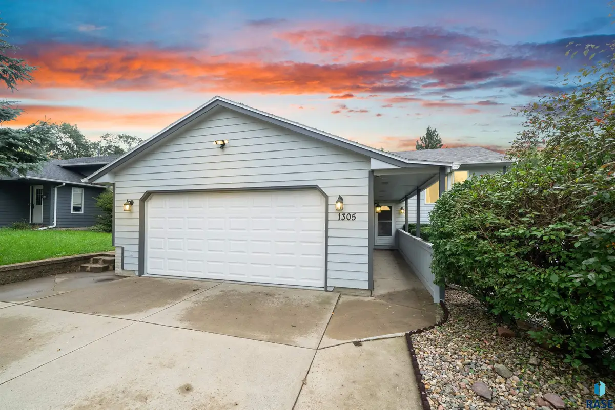 1305 E Old Hickory Pl, Sioux Falls, SD 57104 - #1